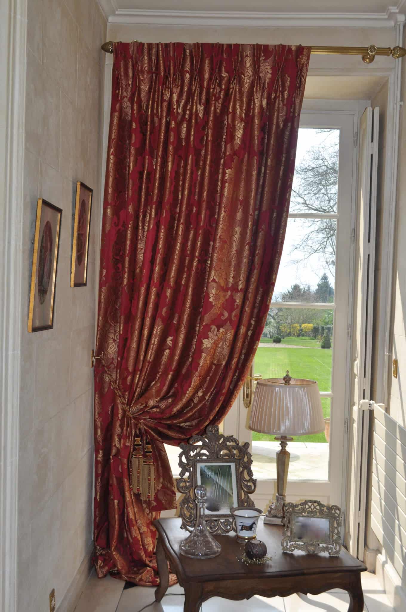 Bon tapissier Paris, confection rideaux de luxe, tissu Rubelli, décor de château