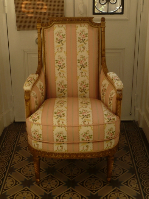 Tapissier garnisseur Paris, refaire bergère Louis XVI, réfection fauteuil, tissu Edmond Petit