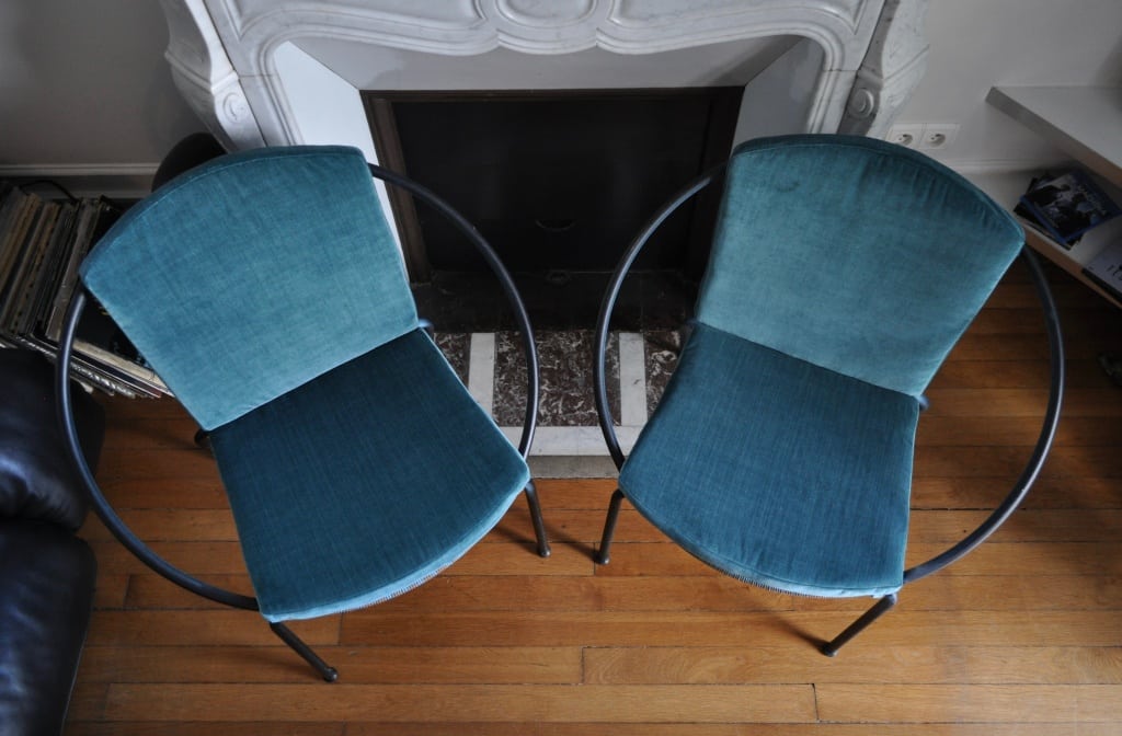 tapissier décorateur à Paris, retapisser fauteuils de designer, velours bleu Voghi