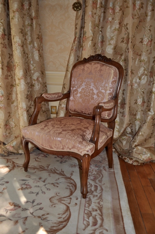 Tapissier garnisseur Paris, refaire fauteuil, confection rideaux sur mesure, tissu Lelièvre haut de gamme