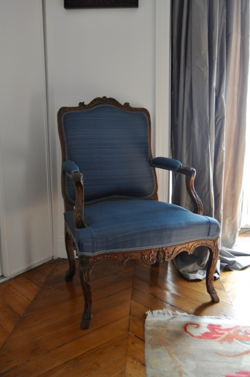 Tapissier luxe Paris, réfection fauteuil Louis 15, tissu le crin