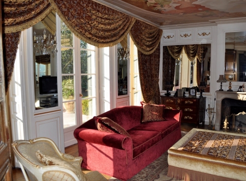 Tapissier ameublement de luxe Paris et Île-de-France, refaire canapé Napoléon III, bergère Louis XV, rideau à feston