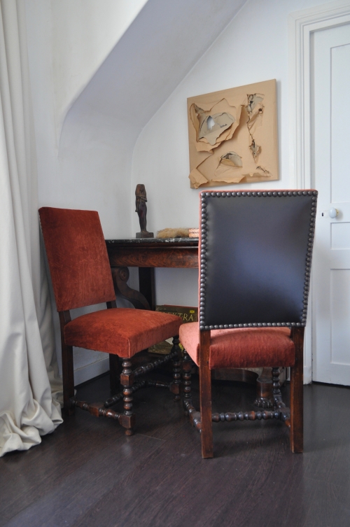 Tapissier garnisseur Paris, refaire chaises Louis XIII, réfection chaises louis 13, tissu de luxe Dedar