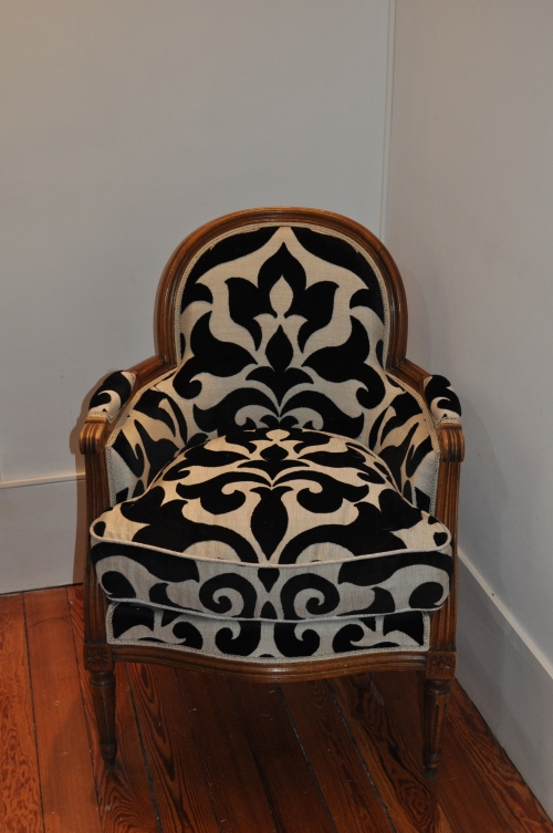 Tapissier décorateur Paris, refaire bergère Louis XVI, fauteuil