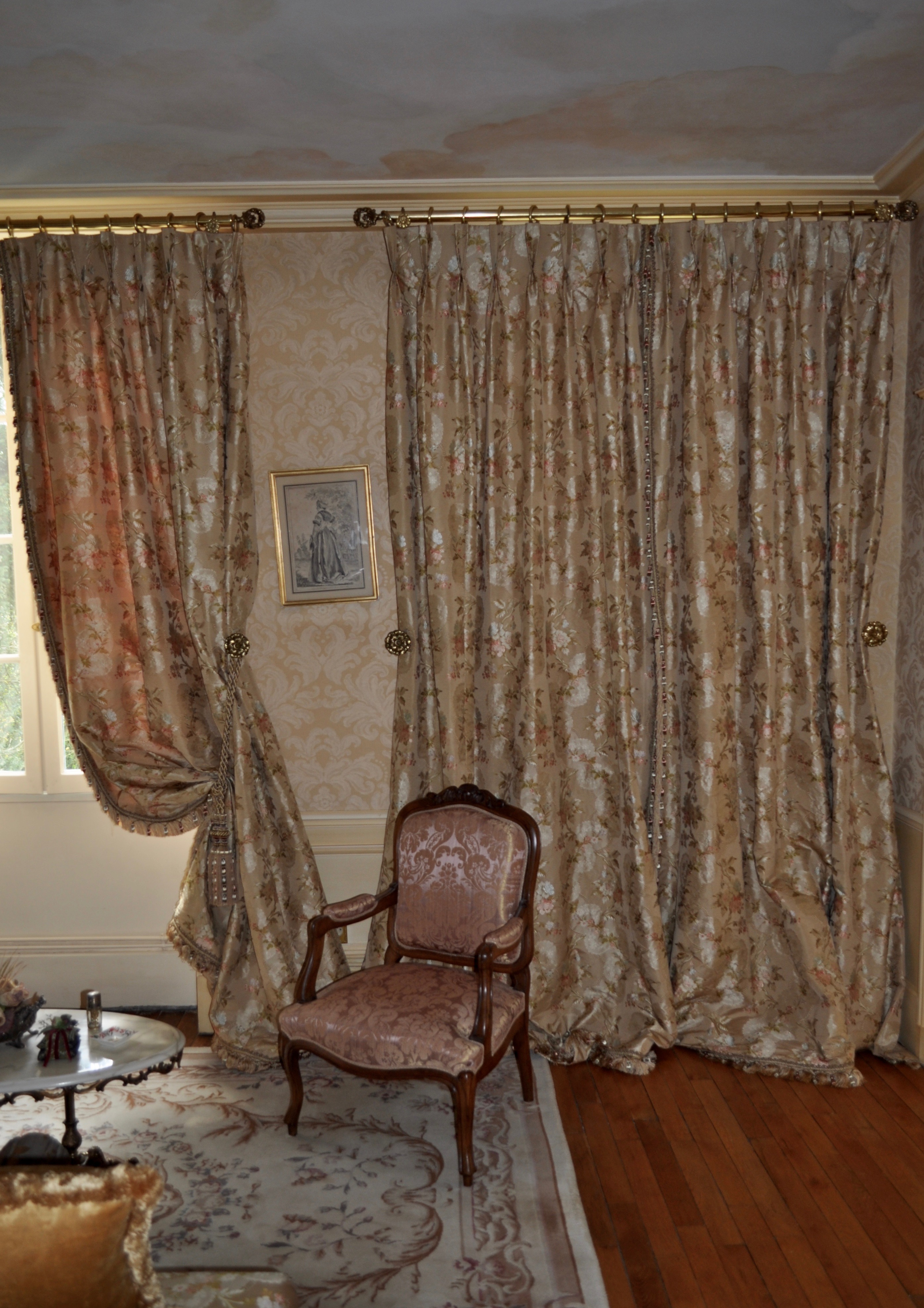 Tapissier décorateur luxe Paris, refaire fauteuil, confection rideau de soie sur mesure